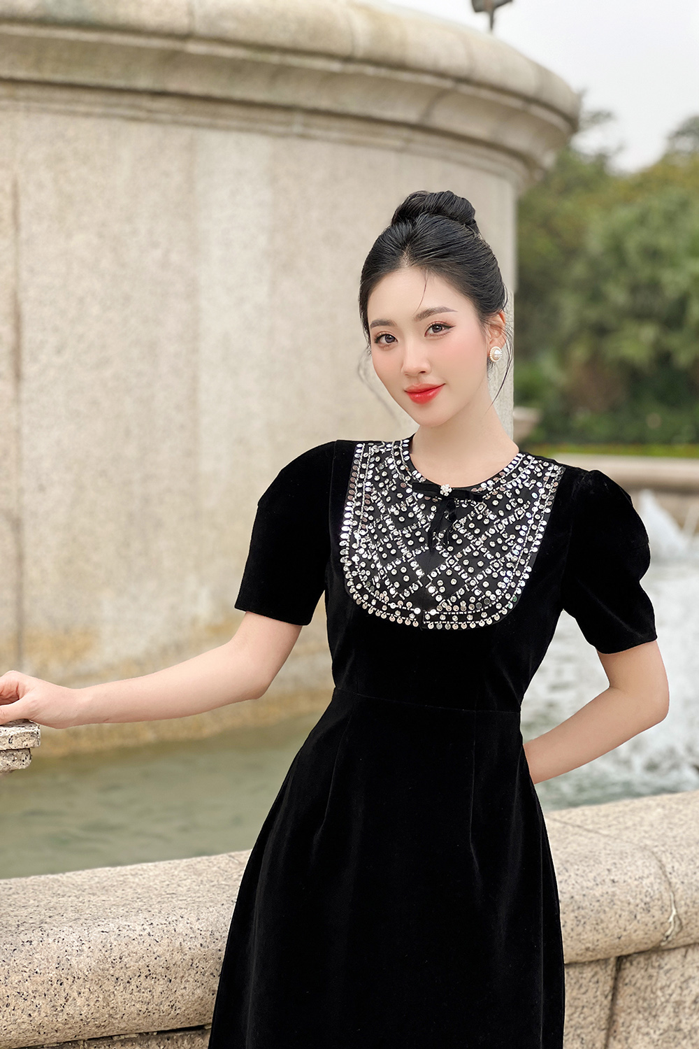 Đầm nhung dự tiệc màu đen phối ren đính đá