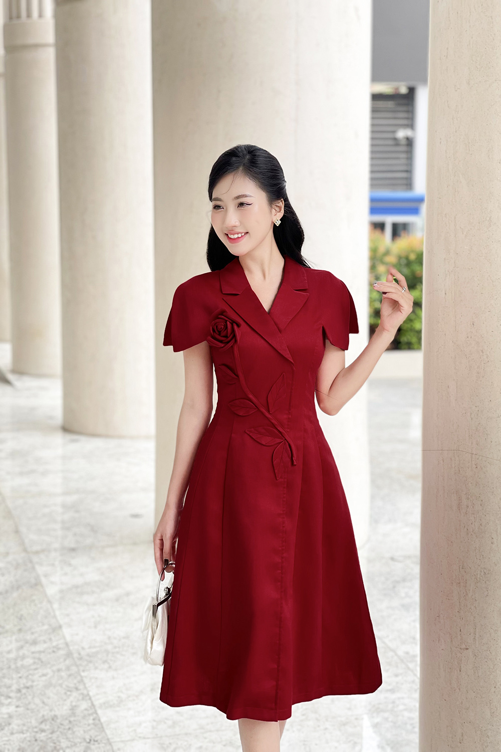 Đầm đỏ dáng xòe chữ A phối hoa nổi