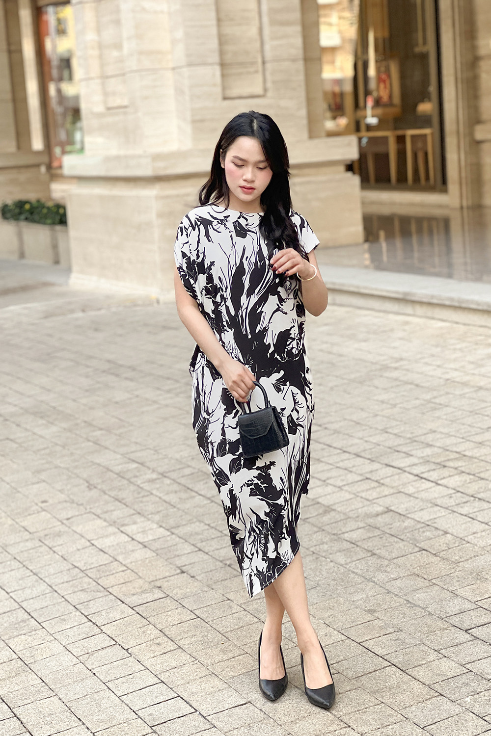 Đầm suông lệch vai họa tiết trắng đen