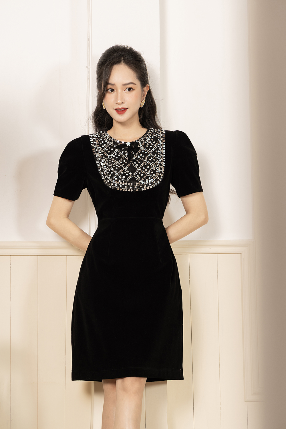 Đầm nhung dự tiệc màu đen phối ren đính đá