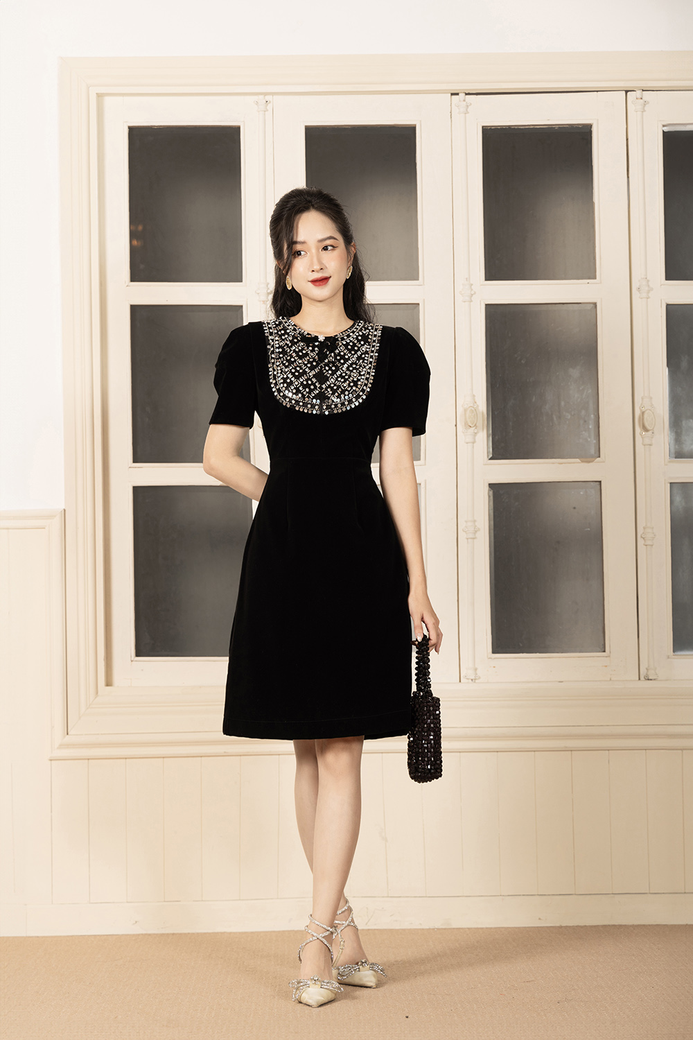 Đầm nhung dự tiệc màu đen phối ren đính đá