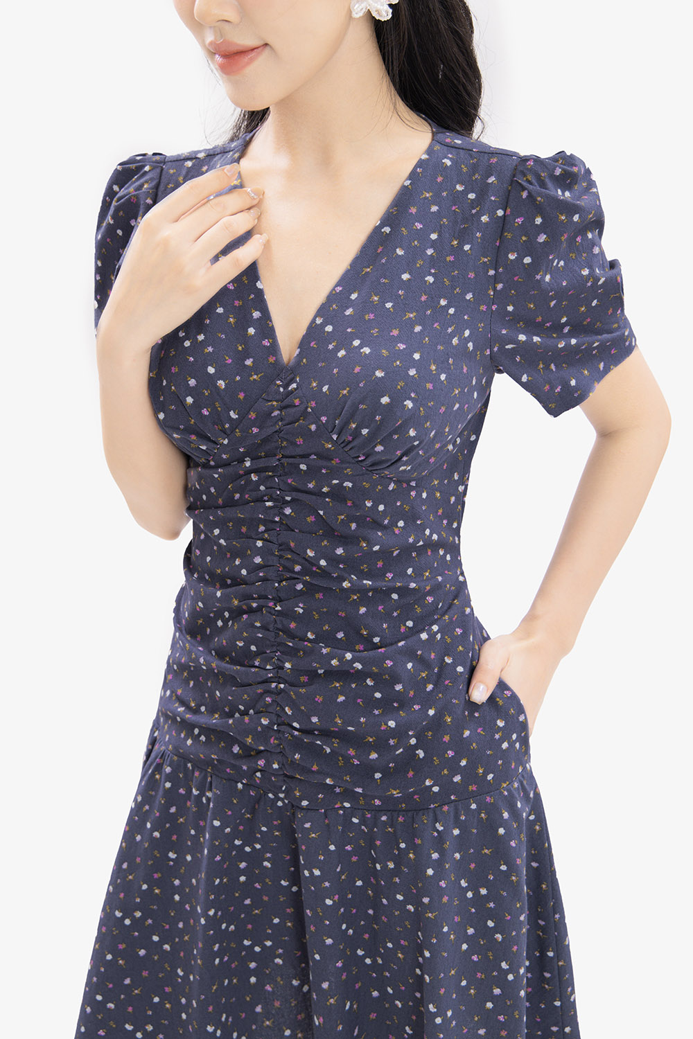 Đầm linen cổ tim nhún ngực tay ngắn