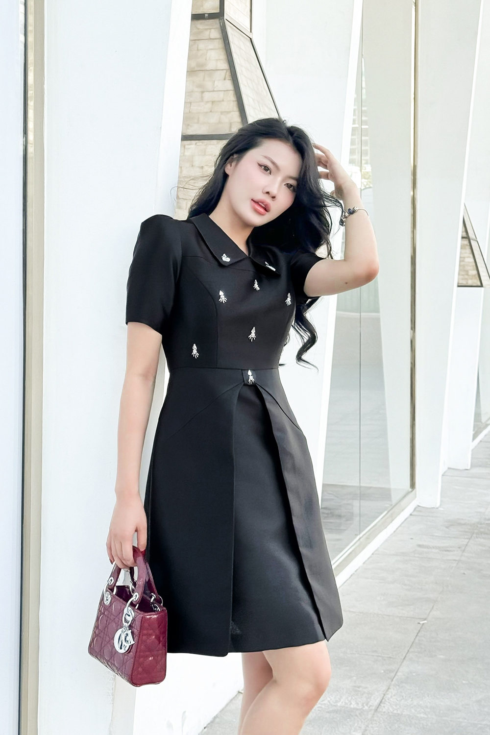 Đầm đen chữ A dự tiệc đính đá