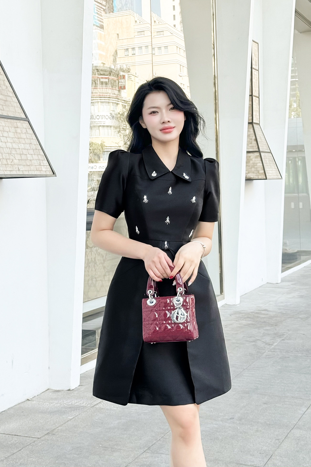 Đầm đen chữ A dự tiệc đính đá