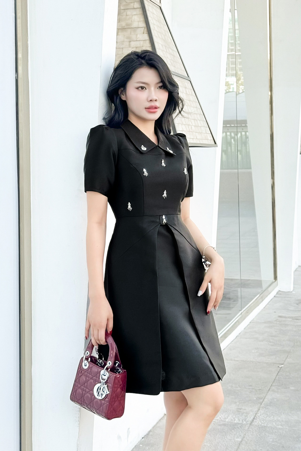 Đầm đen chữ A dự tiệc đính đá