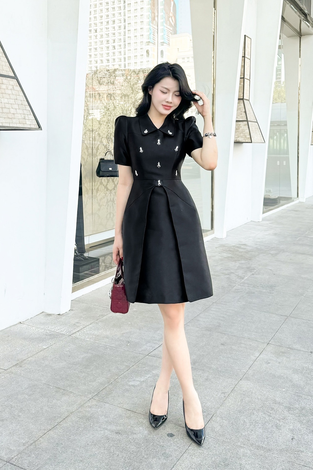 Đầm đen chữ A dự tiệc đính đá