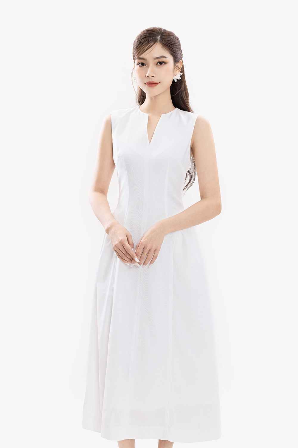 Đầm trắng đi tiệc dáng xòe dài cổ V
