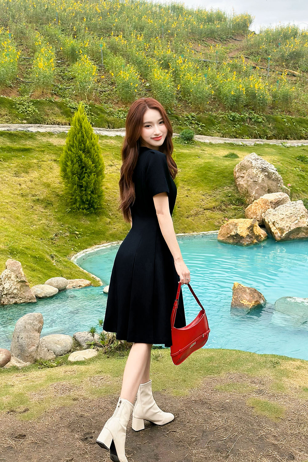 Đầm đen dự tiệc dáng xòe xếp ly