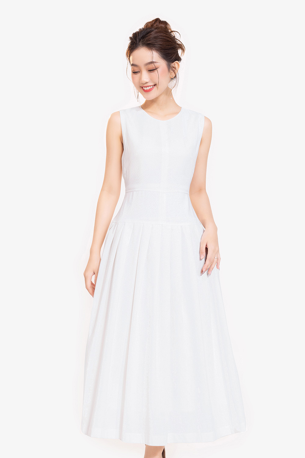 Đầm trắng linen dáng dài xếp ly