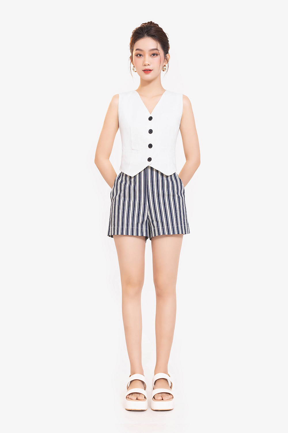 Quần short nữ kẻ sọc phối túi