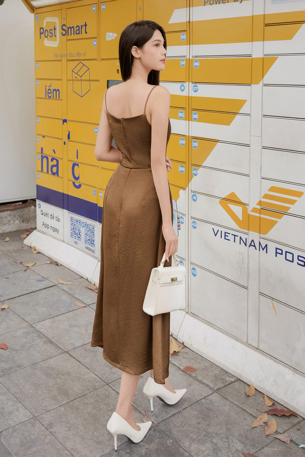 Đầm lụa hai dây cổ đổ dáng xòe