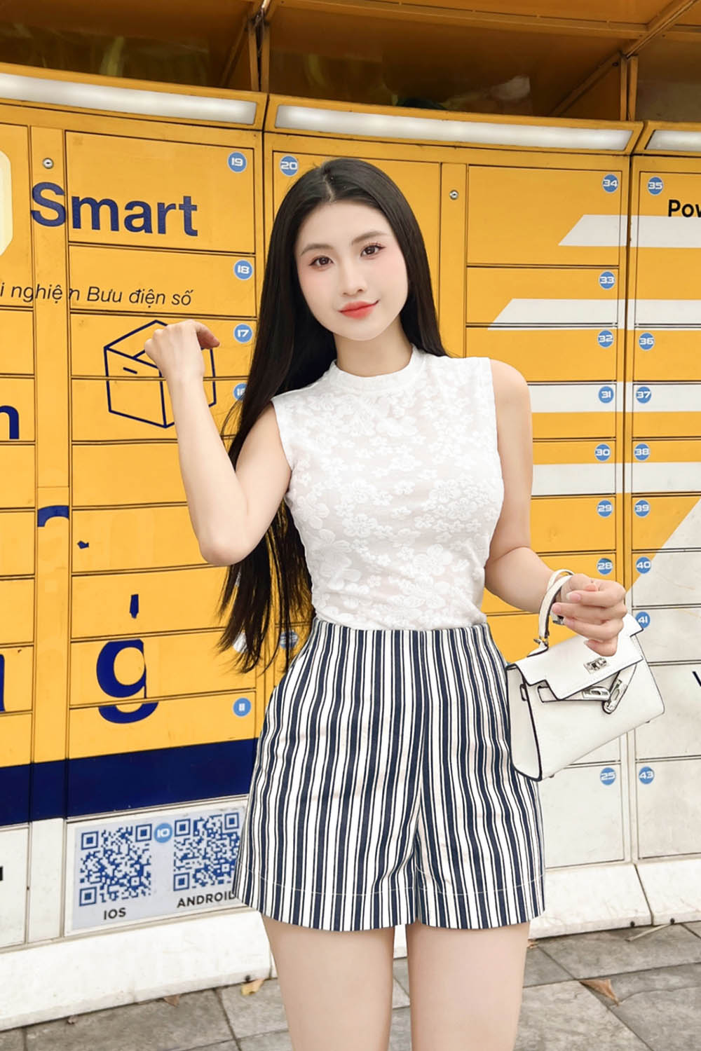 Quần short nữ kẻ sọc phối túi