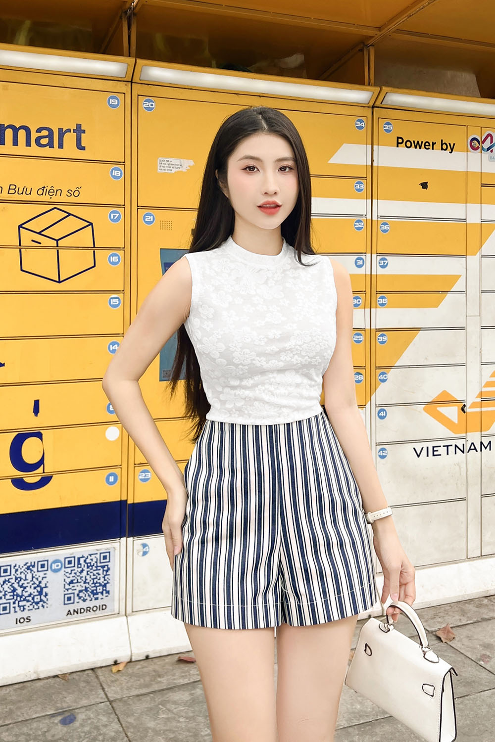 Quần short nữ kẻ sọc phối túi
