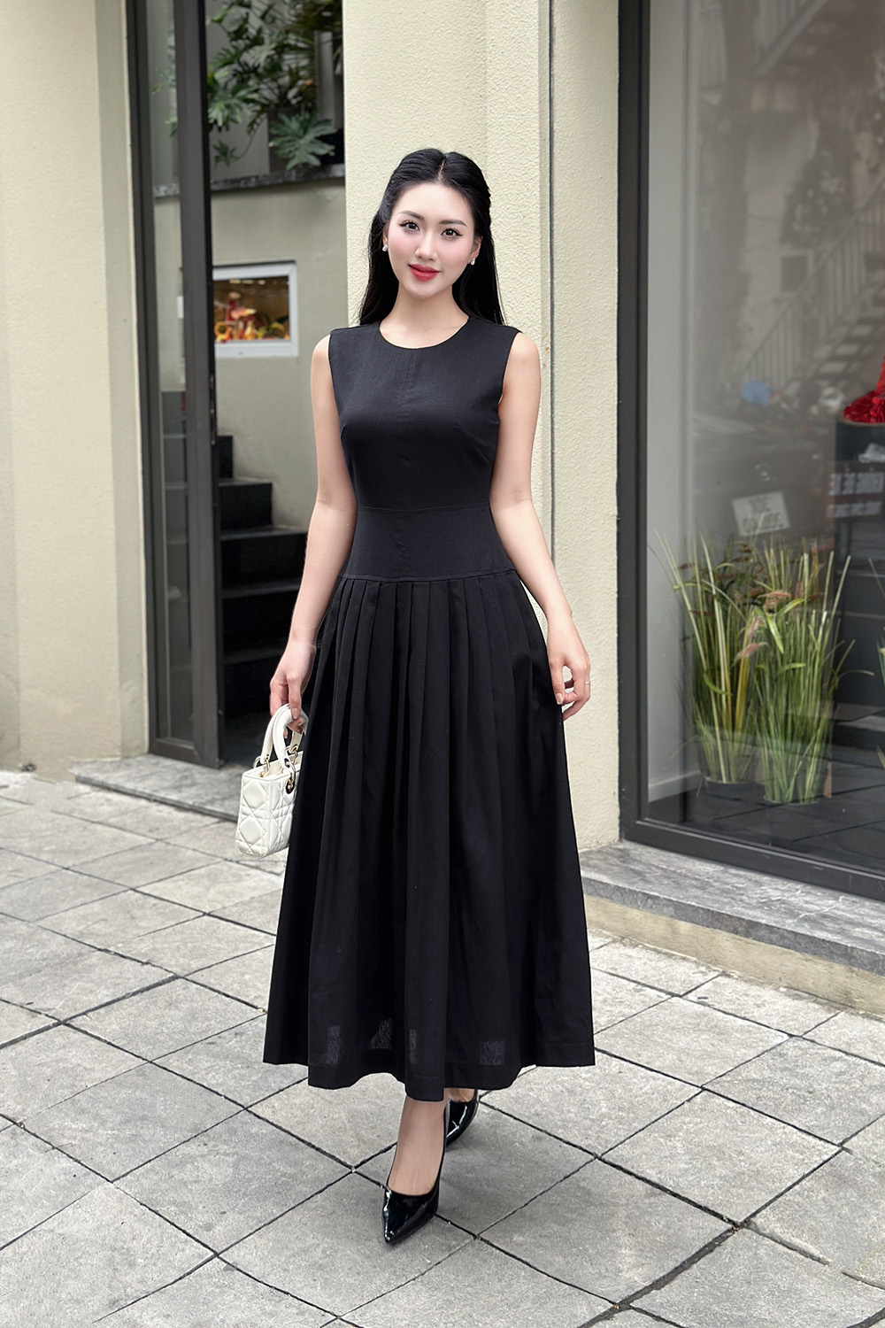 Đầm linen dáng xòe dài xếp ly màu đen
