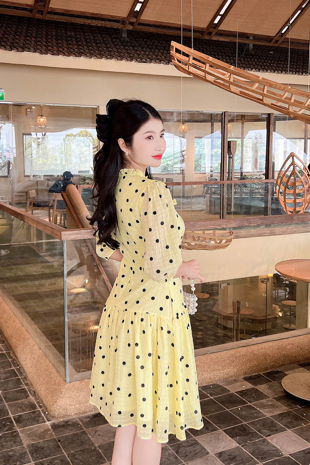 Đầm xòe chấm bi nhấn eo màu vàng