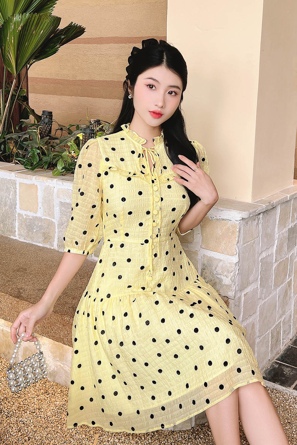 Đầm xòe chấm bi nhấn eo màu vàng