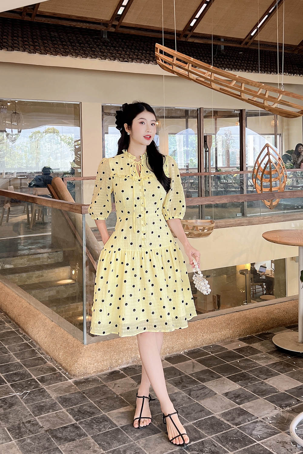 Đầm xòe chấm bi nhấn eo màu vàng
