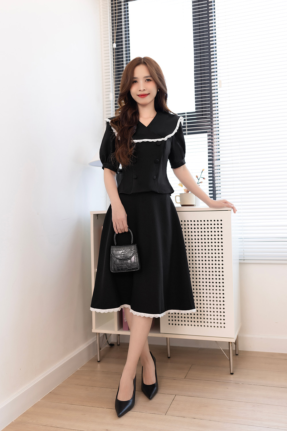 Chân váy chữ A xòe nhẹ màu đen
