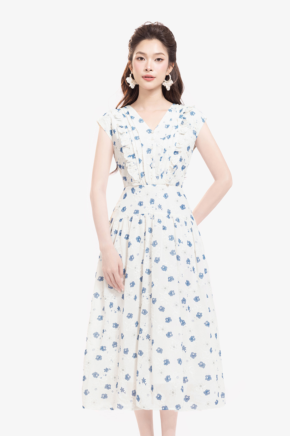 Đầm xòe hoa xanh sát nách cổ V