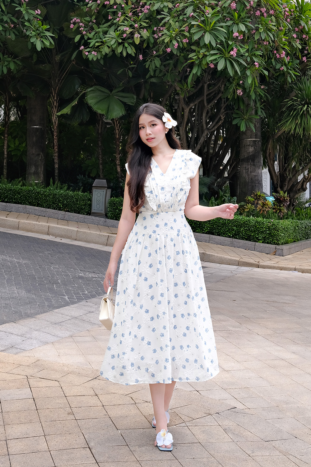 Đầm xòe hoa xanh sát nách cổ V