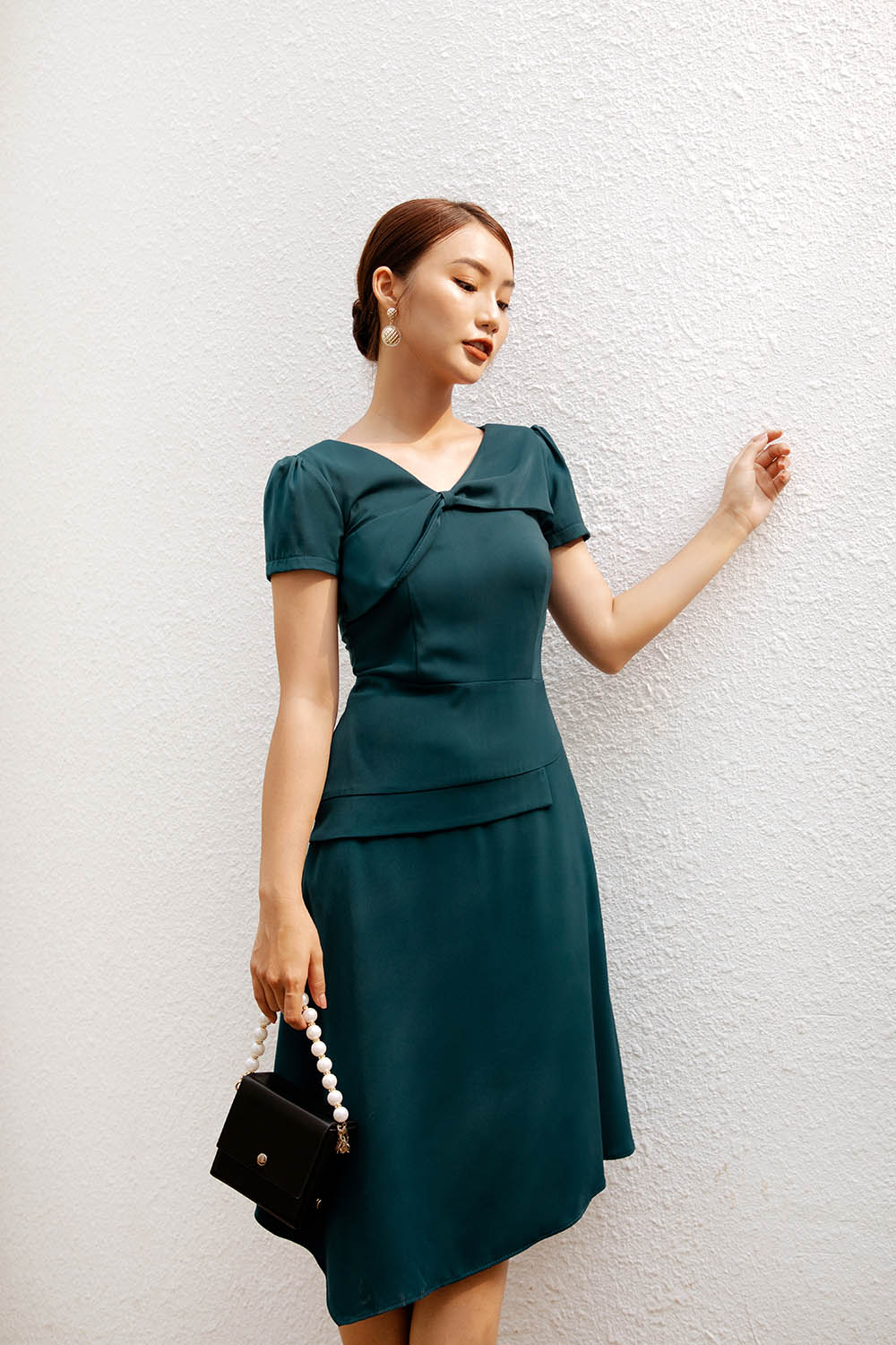 Đầm chữ A tà xéo cổ nhấn nơ 
