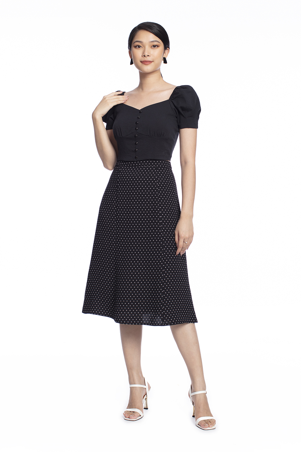 Áo croptop đen tay phồng cổ vuông phối nút 